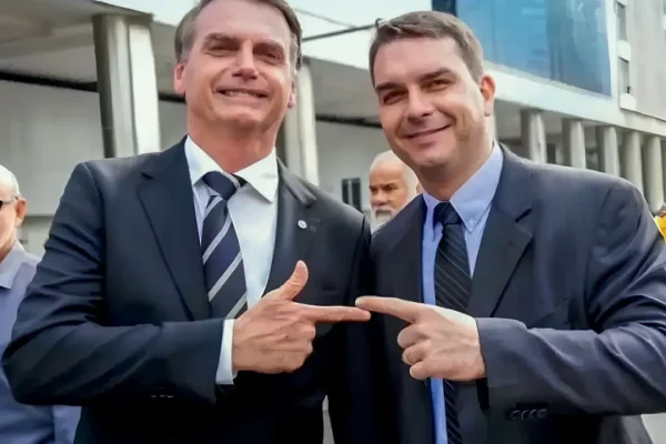 Na CNN, 'especialista' diz que Flávio Bolsonaro pode 'virar de centro' sem Ratinho Jr.