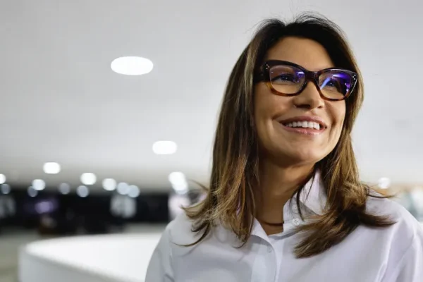 Conselheiro do Corinthians que xingou Janja oferece R$ 5 mil para encerrar processo