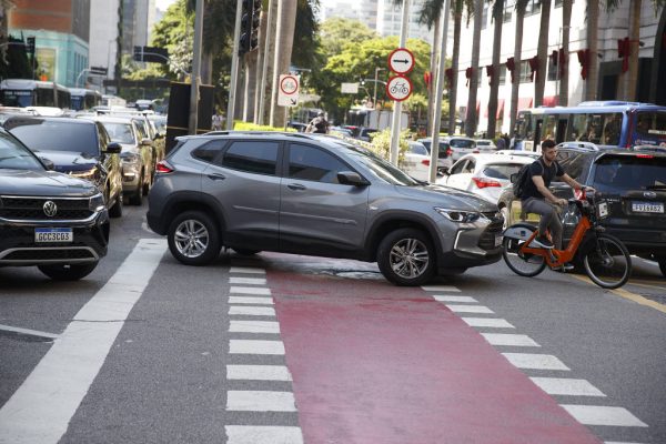 Estudo alerta: acidentes com SUVs provocam lesões mais graves em pedestres