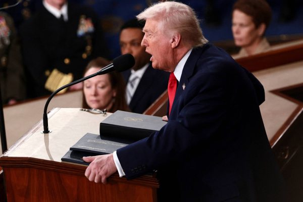 Petróleo despenca 11% após fala de Trump sobre guerra no Irã; entenda