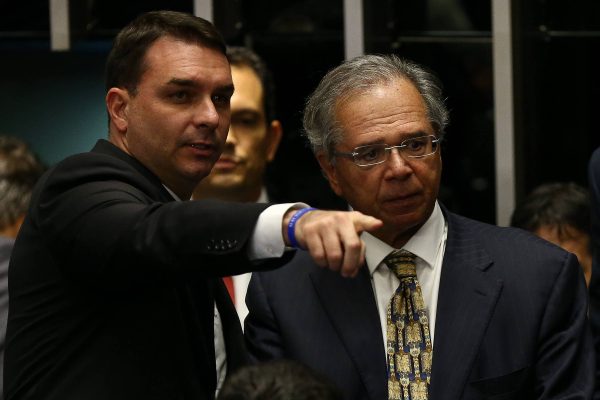Flávio Bolsonaro quer ressuscitar Paulo Guedes, retalhar CLT e nova 'reforma da Previdência'