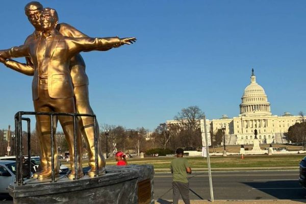 Obra que retrata Trump e Epstein como casal de “Titanic” é instalada em Washington