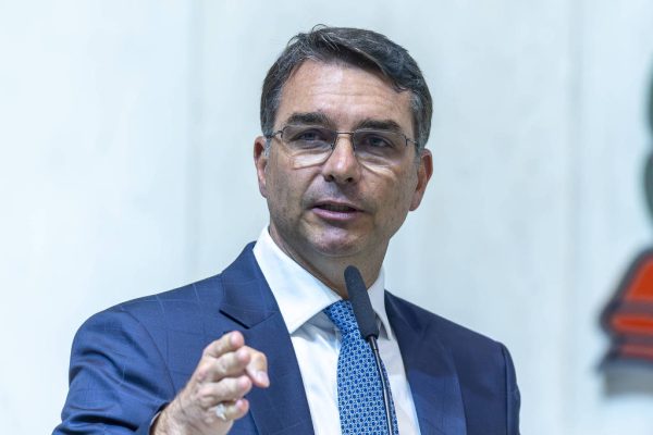 TCU nega pedido de Flávio para suspender empréstimo aos Correios