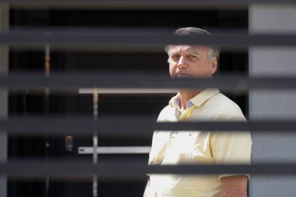 Moraes aceita pedido da defesa e manda Bolsonaro para prisão domiciliar