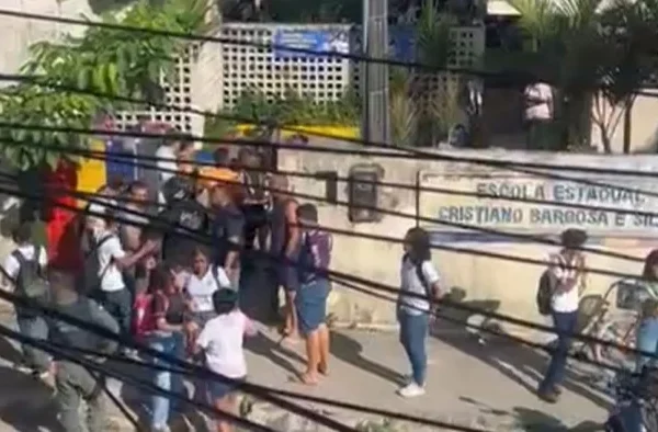 Adolescente invade escola com faca e deixa 3 alunas feridas em PE