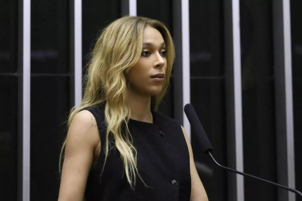 Novo pede cassação de Erika Hilton após ação contra Ratinho