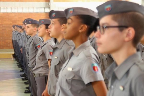 "Eu miro na cabeça, atiro pra matar": o canto de alunos de uma escola cívico-militar em SC