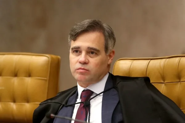 Mendonça manda PF investigar vazamento de dados e mensagens de Vorcaro