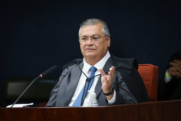 Dino acaba com aposentadoria compulsória como maior punição para juízes; entenda