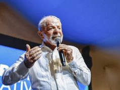 O presidente Luiz Inácio Lula da Silva (PT) de camisa social branca, falando em microfone