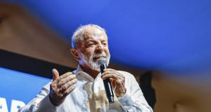 O presidente Luiz Inácio Lula da Silva (PT) de camisa social branca, falando em microfone
