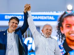 Camilo Santana e Lula de mãos dadas e braços erguidos