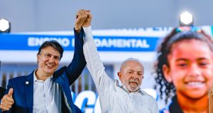 Camilo Santana e Lula de mãos dadas e braços erguidos