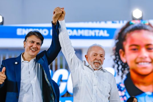 Camilo Santana e Lula de mãos dadas e braços erguidos