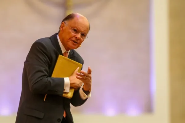 O prazo para a venda do banco de Edir Macedo