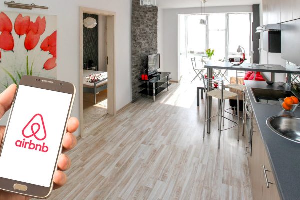 Airbnb remove locação de moradias populares em SP após proibição