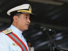 ex-comandante da Marinha, almirante de esquadra Almir Garnier Santos, falando em microfone, de perfil, sério