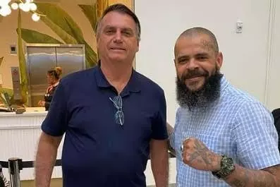 Pastor bolsonarista é acusado de usar imagem de jovem autista para arrecadação e família pede indenização