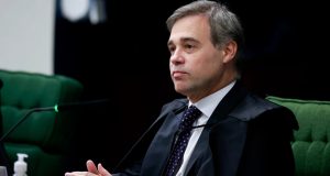 ministro André Mendonça, do Supremo Tribunal Federal, sentado, de perfil, sério