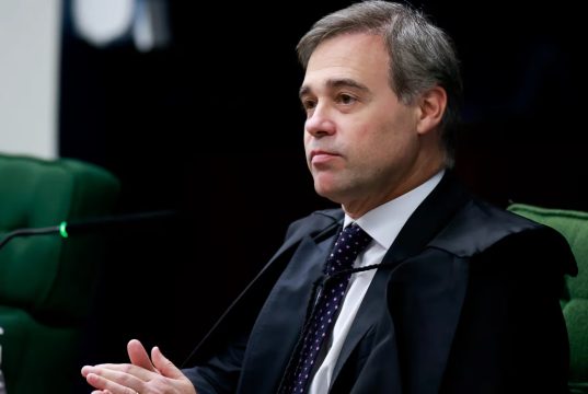 ministro André Mendonça, do Supremo Tribunal Federal, sentado, de perfil, sério