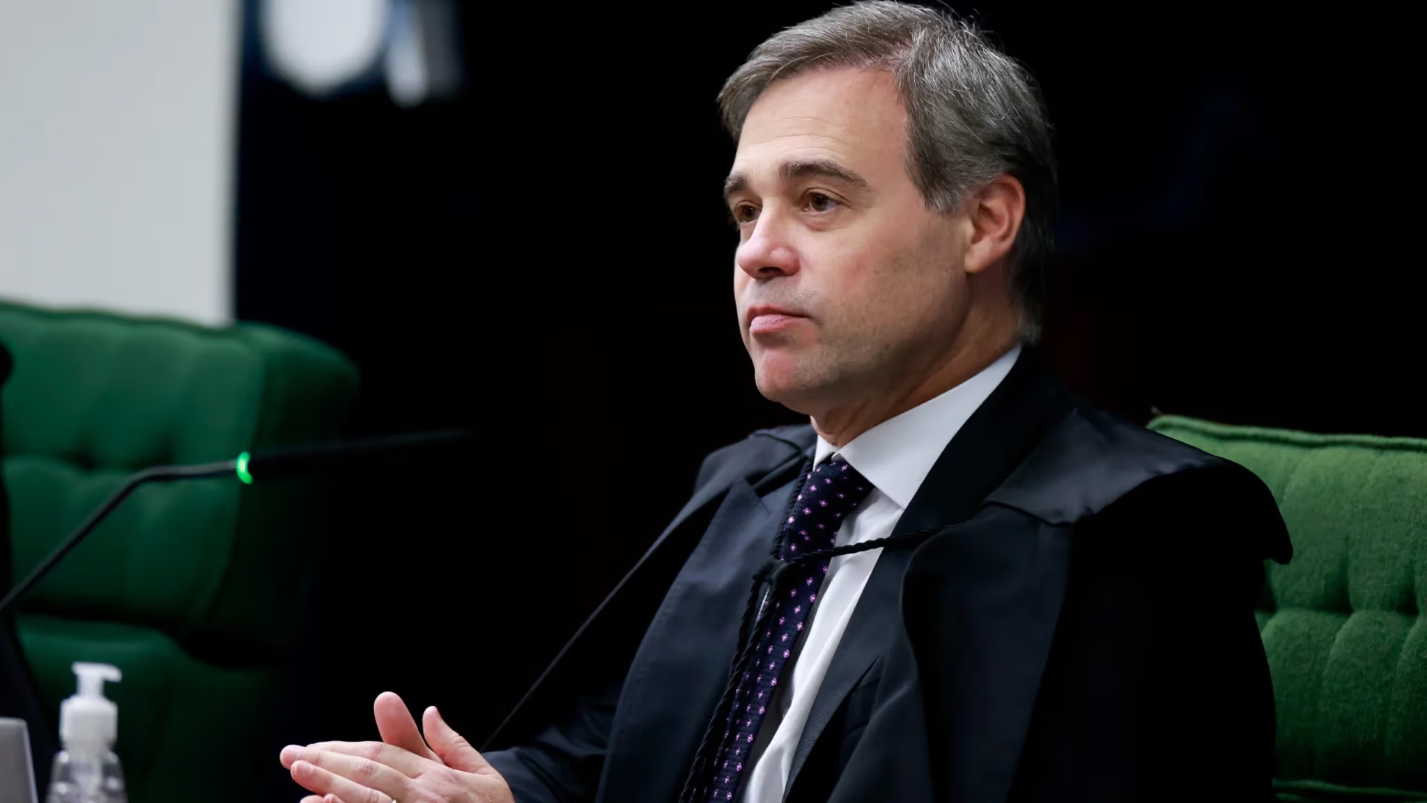ministro André Mendonça, do Supremo Tribunal Federal, sentado, de perfil, sério