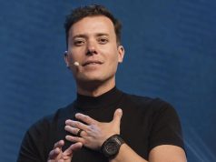 pastor André Valadão com a mão no peito, sério, sem olhar para a câmera, de roupa preta