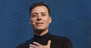 pastor André Valadão com a mão no peito, sério, sem olhar para a câmera, de roupa preta