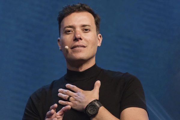 Troca de mensagens mostra que senador agiu para "resguardar" André Valadão