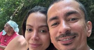 A cantora Anitta e o irmão, Renan, sorrindo para selfie