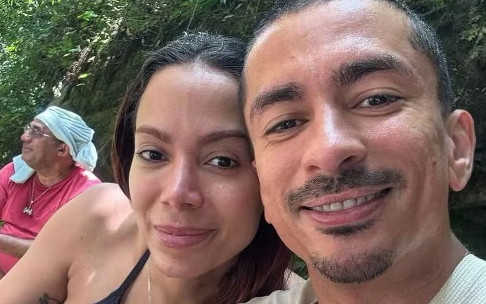 A cantora Anitta e o irmão, Renan, sorrindo para selfie