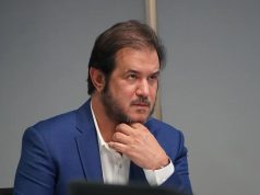 O presidente do União Brasil, Antonio Rueda, sério, com uma das mãos no queixo