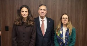 A advogada Luna van Brussel Barroso, o ministro aposentado Luís Roberto Barroso e a ex-secretária-geral do STF Aline Osorio - Barroso & Osorio Soluções