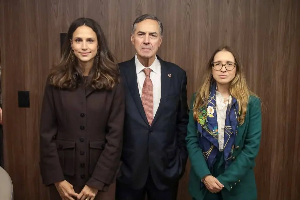 A advogada Luna van Brussel Barroso, o ministro aposentado Luís Roberto Barroso e a ex-secretária-geral do STF Aline Osorio - Barroso & Osorio Soluções 