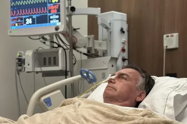 Bolsonaro melhora e deve sair da UTI até amanhã, diz boletim médico