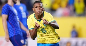 Danilo correndo com a camisa da Seleção Brasileira e comemorando