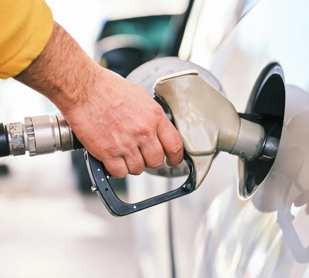 Mão enchendo tanque de carro