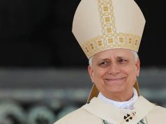 papa Leão 14 sorrindo de maneira tímida no canto direito de foto