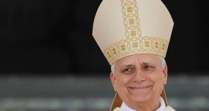 papa Leão 14 sorrindo de maneira tímida no canto direito de foto