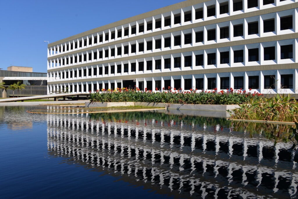 Tribunal de Contas da União em dia ensolarado