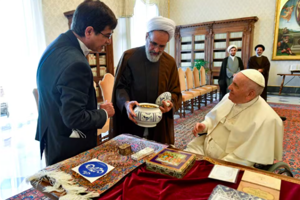 Irã escolhe seu líder supremo interino após a morte de Khamenei