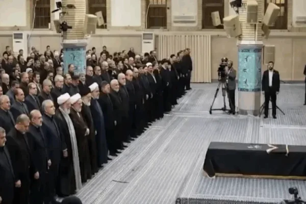 VÍDEO: Ali Khamenei é velado no Irã, enquanto o país entra em 40 dias de luto nacional