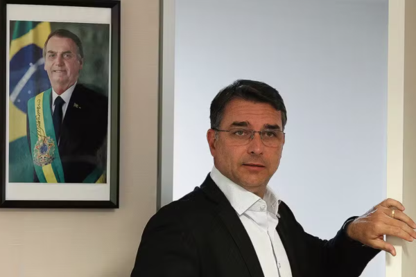 Flávio pede investigação contra Haddad e Rui Costa em CPI ligada ao Caso Master