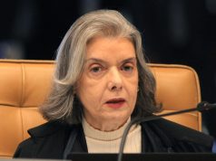 A presidente do TSE, ministra Cármen Lúcia, séria, sem olhar para a câmera