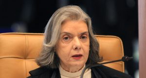 A presidente do TSE, ministra Cármen Lúcia, séria, sem olhar para a câmera
