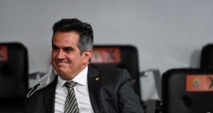 senador Ciro Nogueira (PP-PI) sentado, olhando para o lado