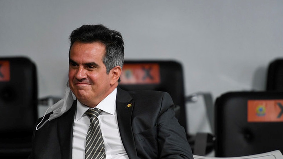 senador Ciro Nogueira (PP-PI) sentado, olhando para o lado