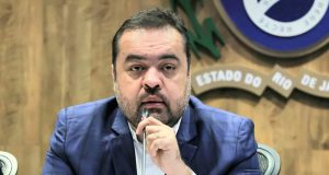 ex-governador do Rio de Janeiro Cláudio Castro com expressão de espanto, segurando microfone