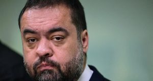 O ex-governador do Rio de Janeiro, Cláudio Castro (PL) sério, em close