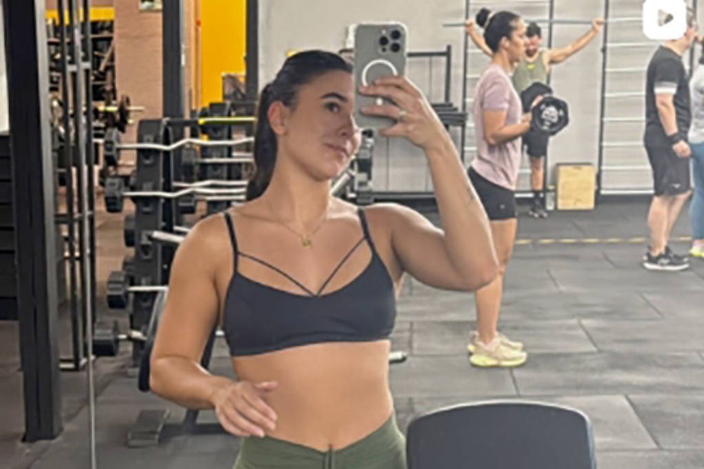 Poliana Frigi posando para foto no espelho de academia