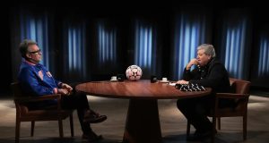 Craque Neto sendo entrevistado por Datena, sentados frente à frente